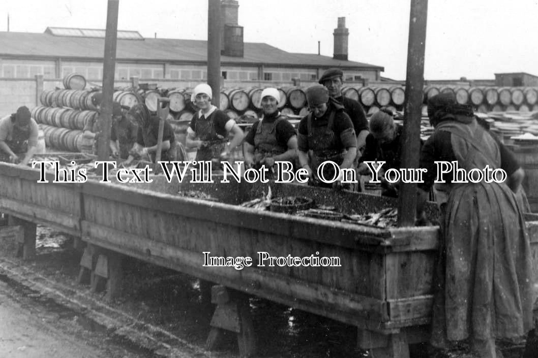 NF 1003 - Herring Fisher Girls, Great Yarmouth, Norfolk c1930