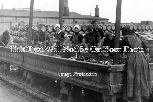 NF 1003 - Herring Fisher Girls, Great Yarmouth, Norfolk c1930