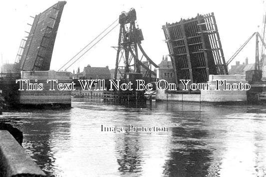 NF 1354 - Building Of The New Yarmouth Bridge, Great Yarmouth, Norfolk c1930