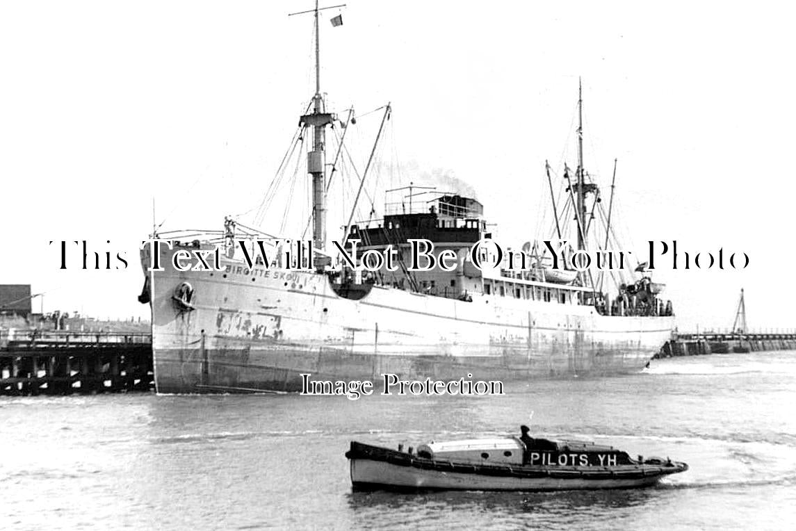 NF 1569 - Ship & Pilot Boat, Great Yarmouth Harbour, Norfolk c1948