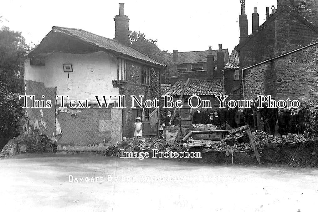 NF 1696 - Damgate Bridge, Wymondham Flood, Norfolk 1912