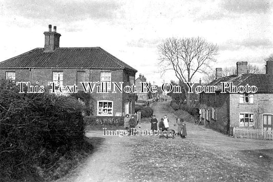 NF 2389 - Woodton Village, Norfolk c1920