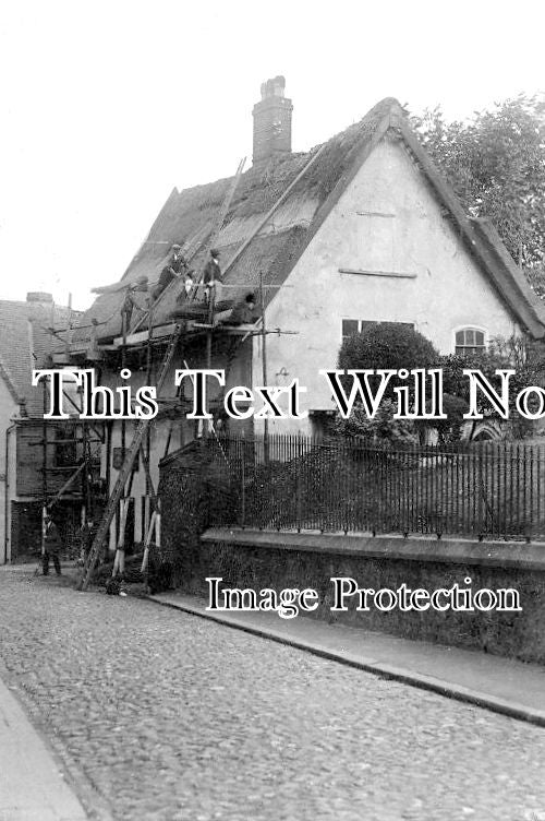 NF 2529 - Thatching In Elm Hill, Norwich, Norfolk