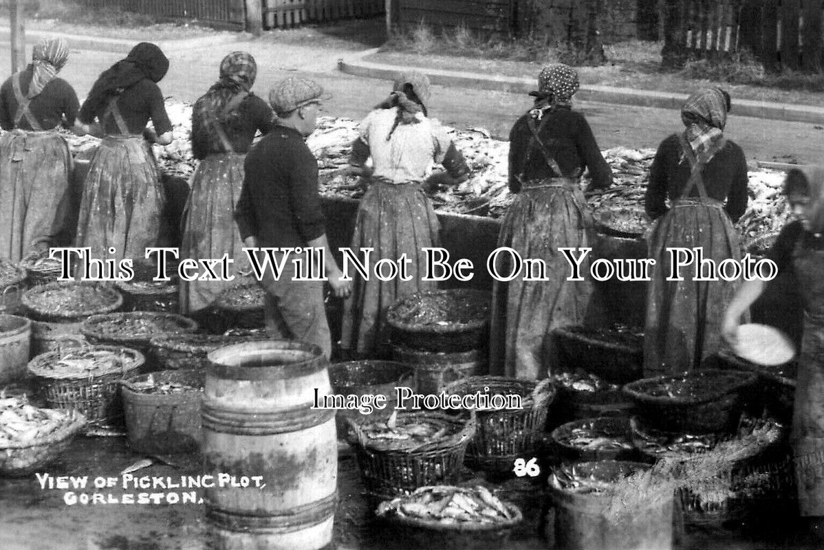 NF 2742 - Pickling Fisher Girls, Gorleston, Norfolk c1920