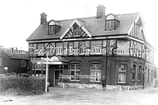 NF 3890 - The Kings Arms Pub, Bacton, Norfolk c1920