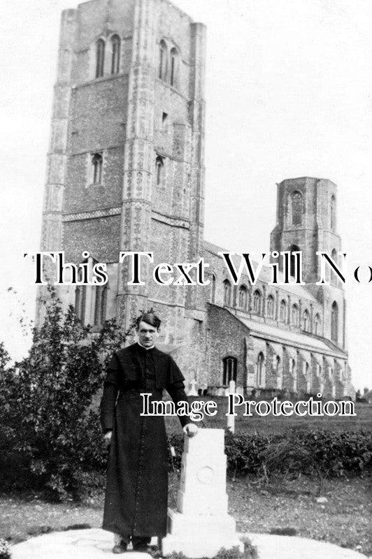 NF 711 - Wymondham Church With Vicar, Norfolk