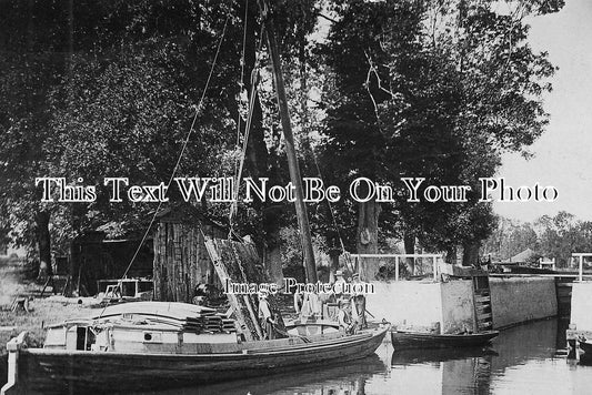 NF 87 - The Lock, Wherry, Coltishall, Norfolk