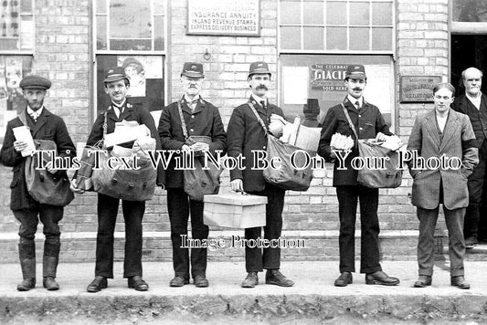 NH 1098 - Postmen Outside Raunds Post Office, Northamptonshire