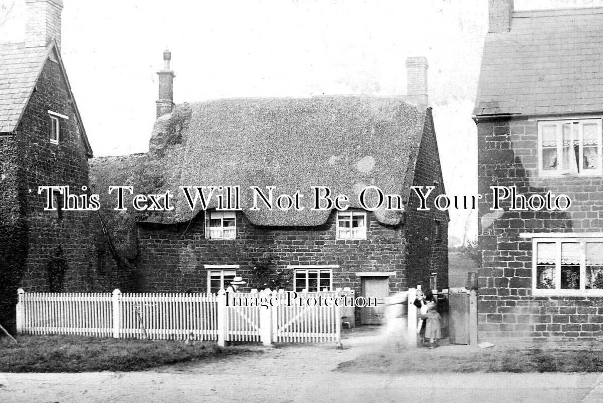 NH 1138 - Thatched Cottage, Raunds, Northamptonshire c1906