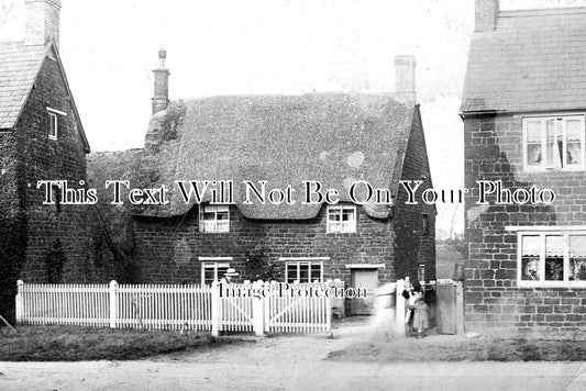 NH 1138 - Thatched Cottage, Raunds, Northamptonshire c1906