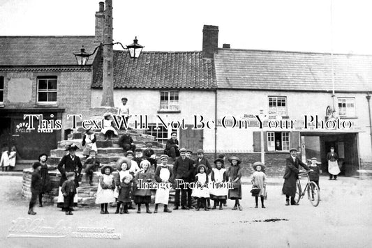 NH 1536 - The Cross, Irthlingborough, Northamptonshire c1906