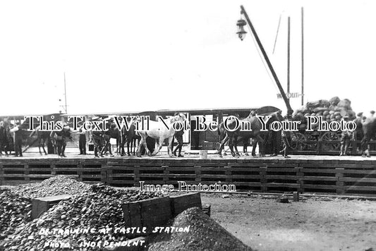 NH 1655 - Detraining At Castle Station, Northampton c1914 WW1