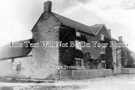 NH 562 - Old Houses, Greatworth, Northamptonshire c1905