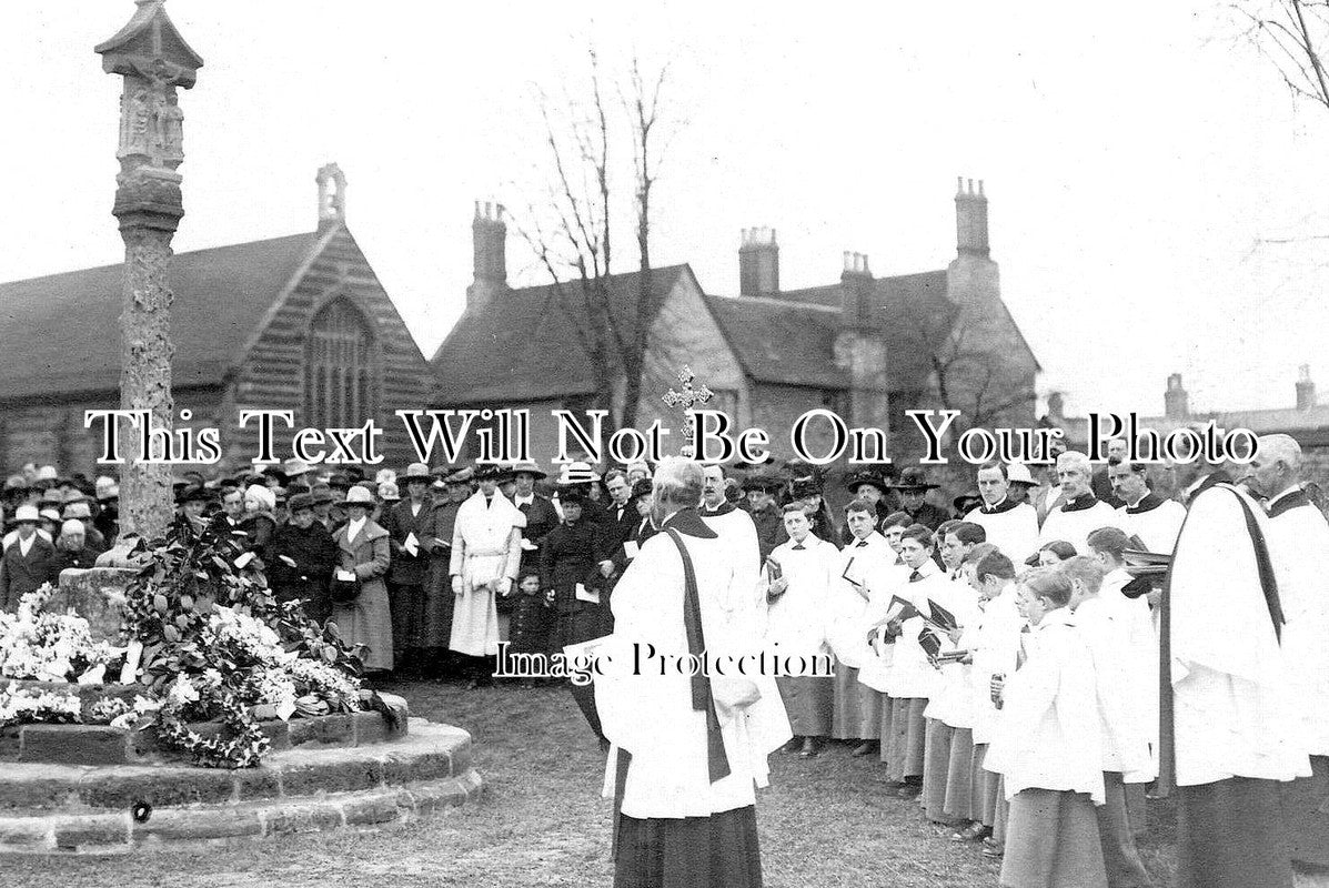 NH 707 - Higham Ferrers Rememberence Service, War Memorial, Northamptonshire