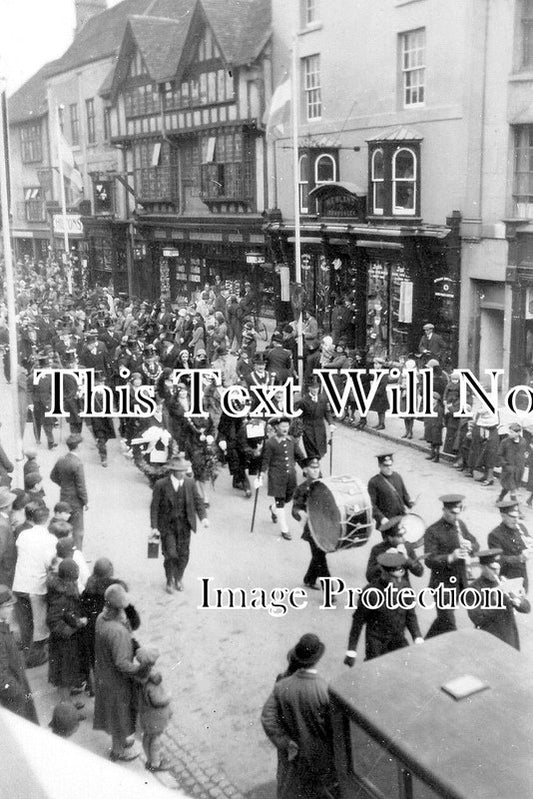 NH 709 - Abington Street Procession, Northampton, Northamptonshire