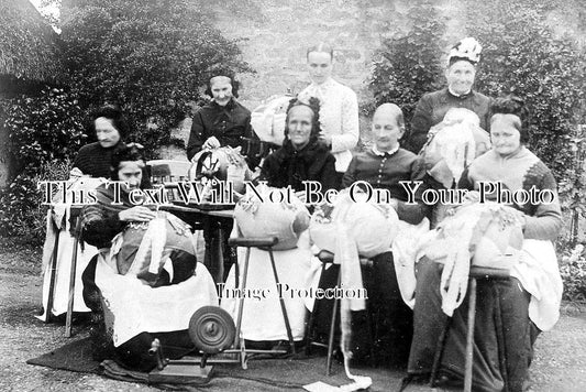 NH 776 - Lacemakers At Cranford, Northamptonshire c1910