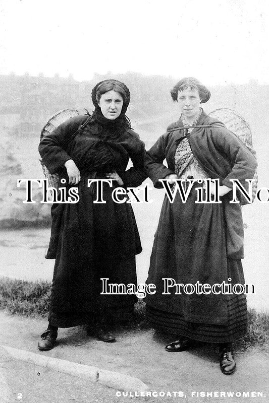 NO 2141 - Cullercoats Fisherwomen, Northumberland c1910
