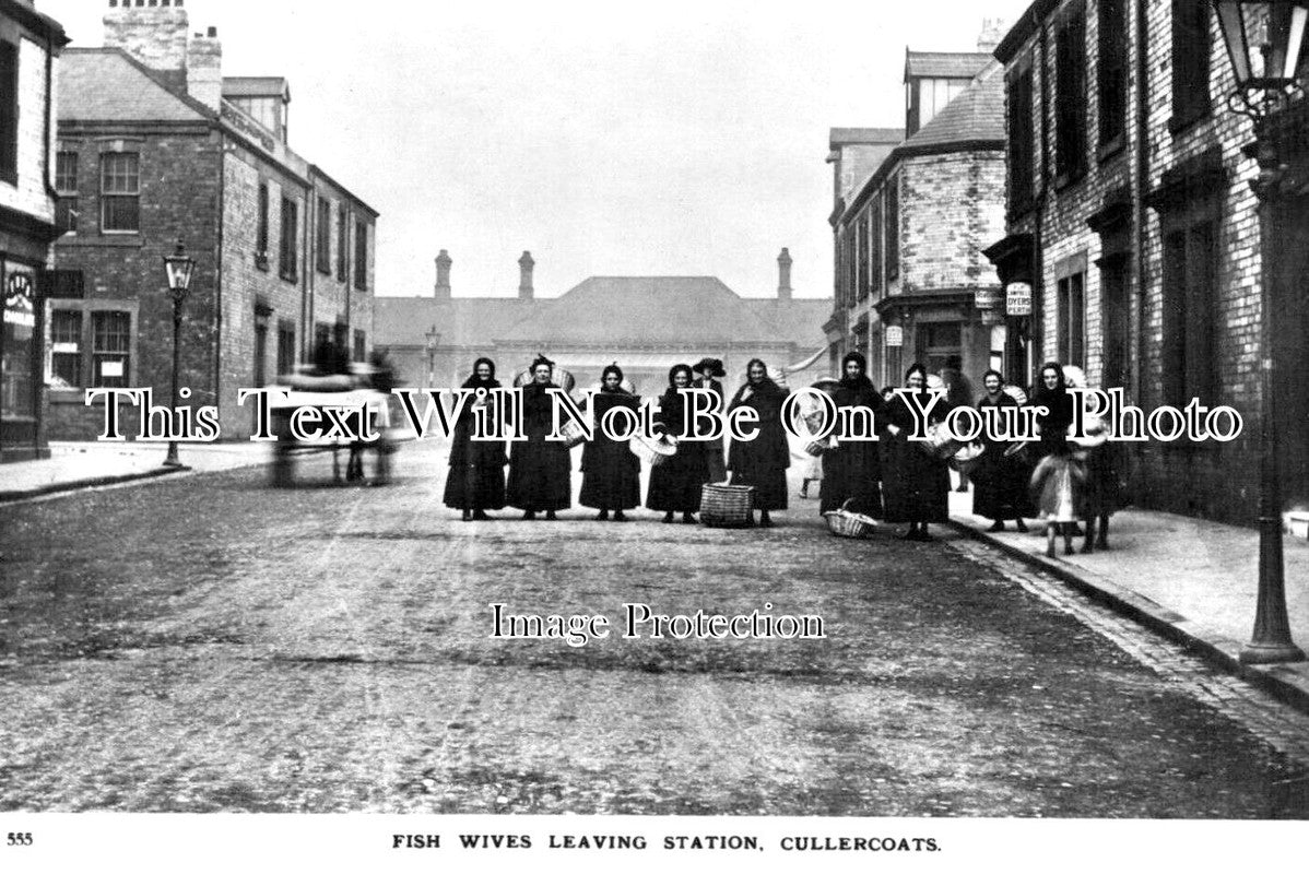 NO 2708 - Fish Wives At Cullercoats Railway Station, Northumberland