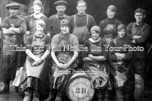 NO 352 - Herring Girls, Boston Bros Fishery Works, Northumberland c1912