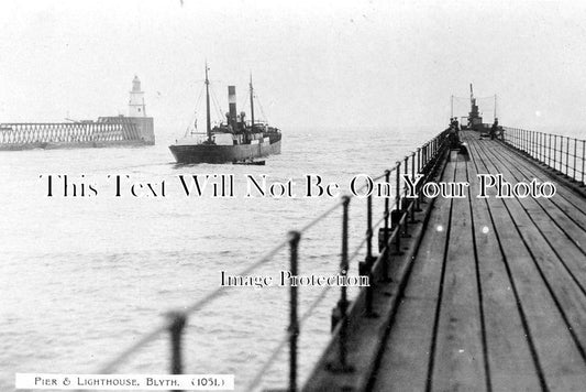 NO 374 - Blyth Pier & Lighthouse, Northumberland