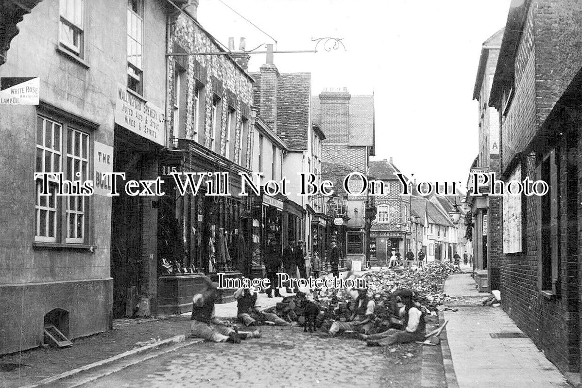 OX 1209 - Road Works By The Bull, Thames, Oxfordshire