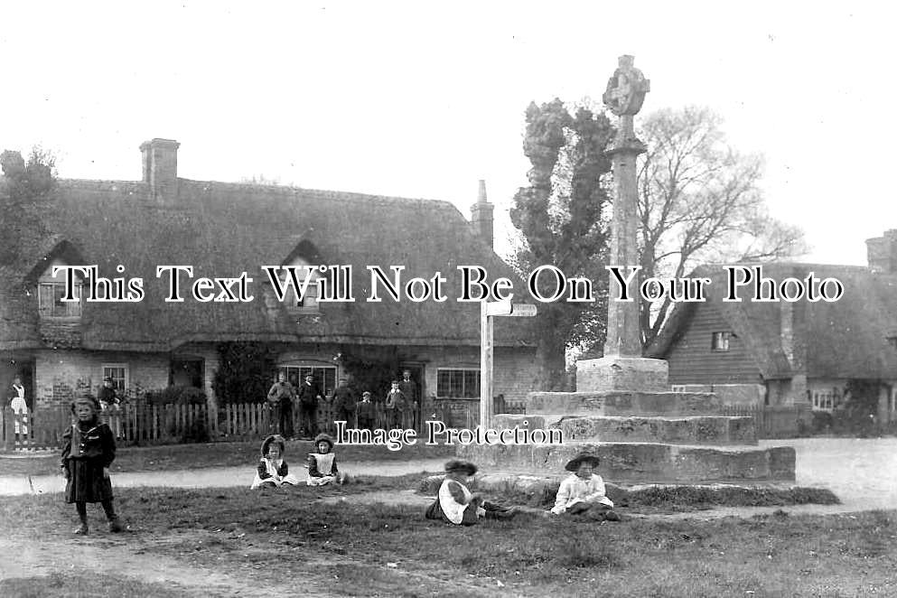 OX 1389 - Long Wittenham Village Cross, Oxfordshire