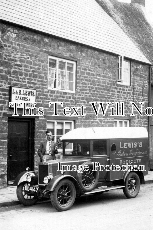 OX 1550 - Lewis's Bakers Delivery Van, Bodicote, Oxfordshire c1930