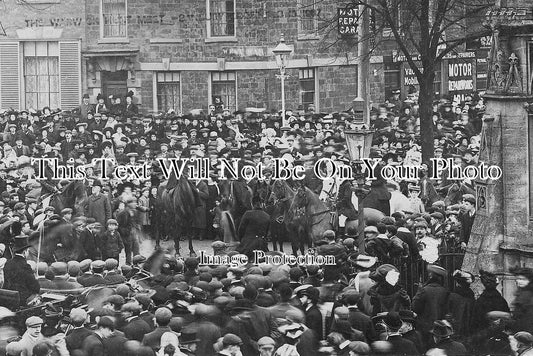 OX 166 - The Warwick Hunt Meet Banbury Cross, Oxfordshire 1907