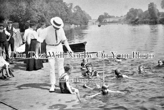 OX 1867 - Learning To Swim, River Thames, Wallingford, Oxfordshire c1910