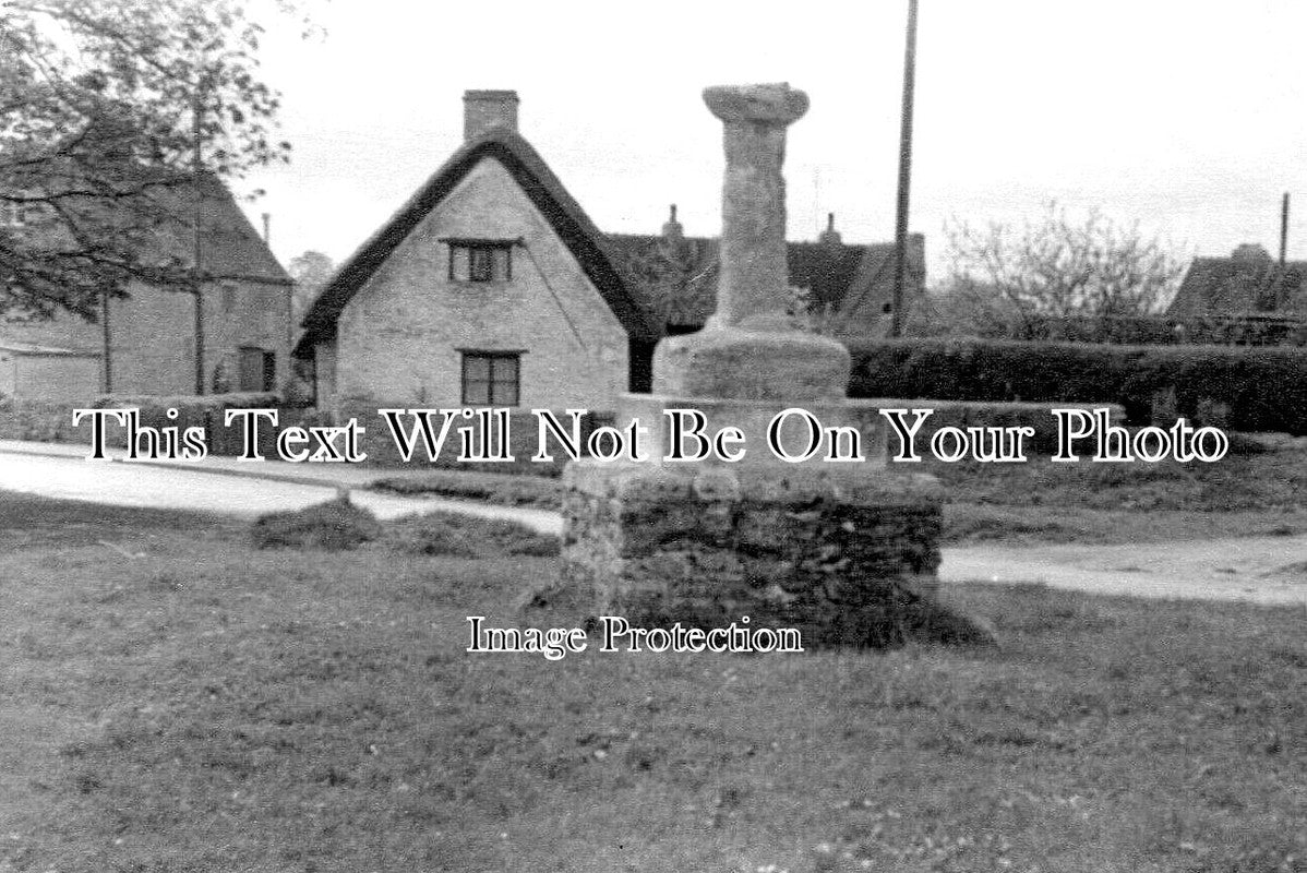 OX 1921 - The Village Cross & War Memorial, Charney Bassett