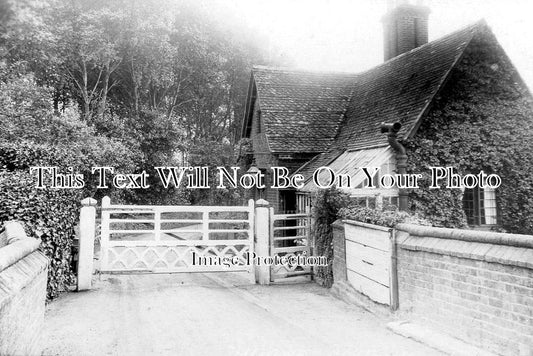 OX 1928 - Toll Gate, Clifton Hampden, Oxfordshire