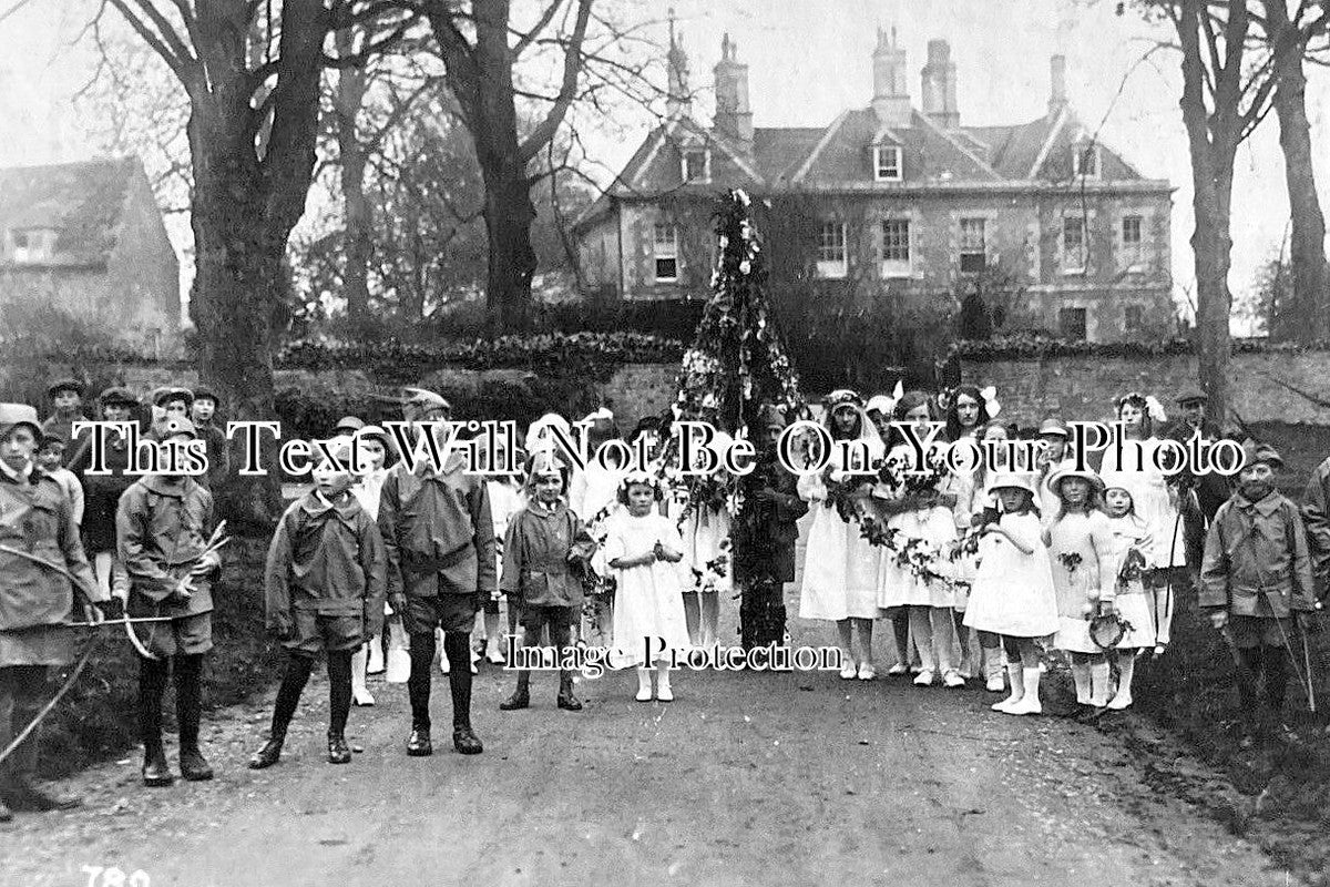 RU 277 - Maypole At Exton, Rutland