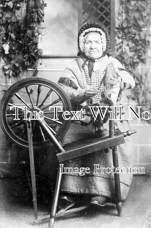 SC 1098 - Spinning Wheel Weaver, Montrose, Scotland c1904