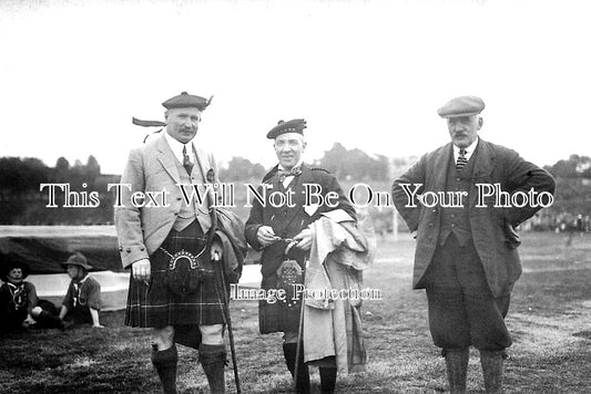 SC 139 - Sir Harry Lauder With Caledonian Society Members, Scotland