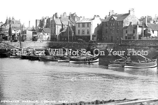 SC 1552 - Newhaven Harbour, Edinburgh, Scotland c1945