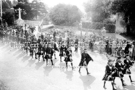 SC 2284 - Pipe Band March, Braemar, Scotland