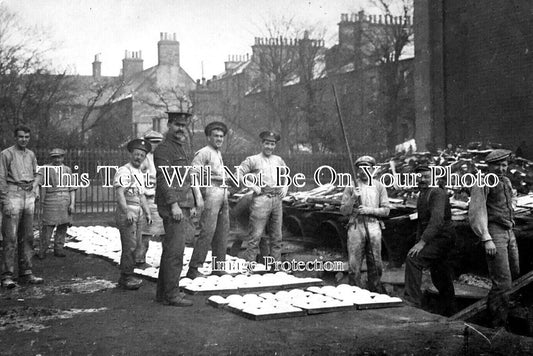 SC 3239 - Brechin Soldiers Baking Bread, Scotland c1914 WW1