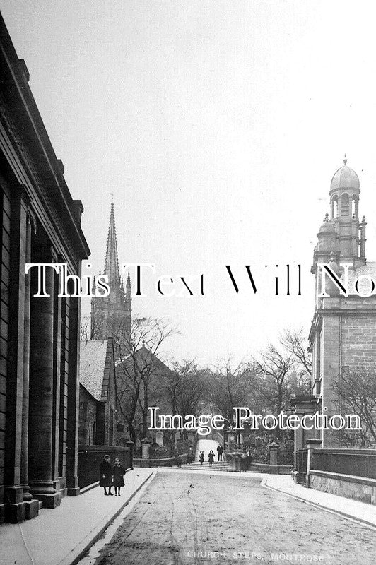 SC 3541 - Church Steps, Montrose, Scotland c1914