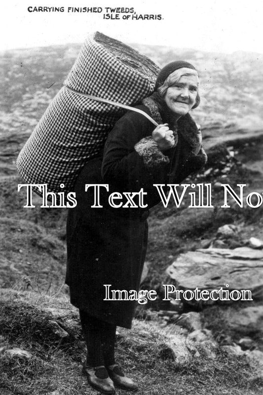 SC 3669 - Carrying Finished Tweeds, Isle Of Harris, Scotland