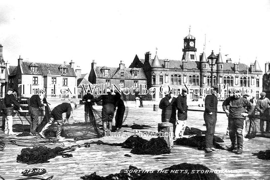 SC 373 - Sorting The Nets, Stornoway, Lewis, Scotland c1930