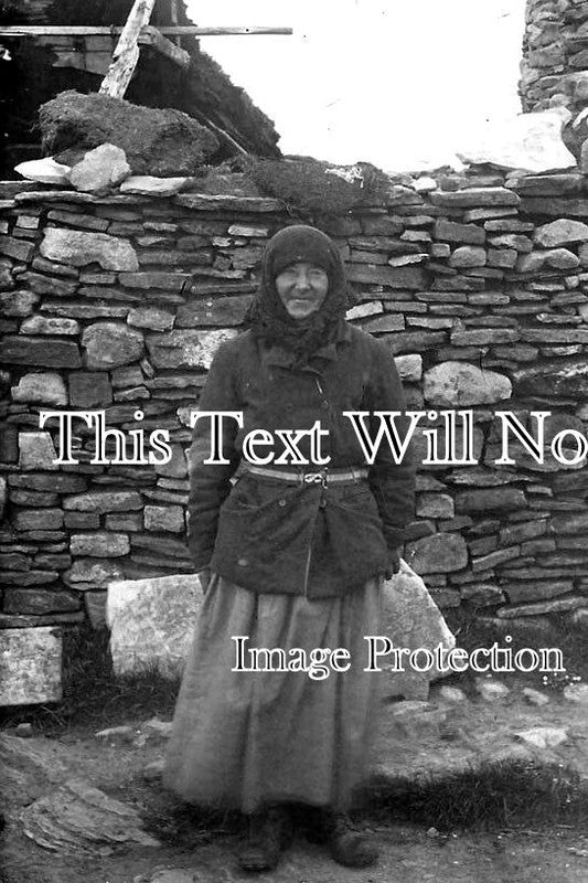 SC 843 - Orkney Fish Wife In Front Of Croft, Scotland