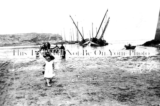 SC 908 - Waiting For The Tide, Eyemouth, Berwick, Scotland c1905