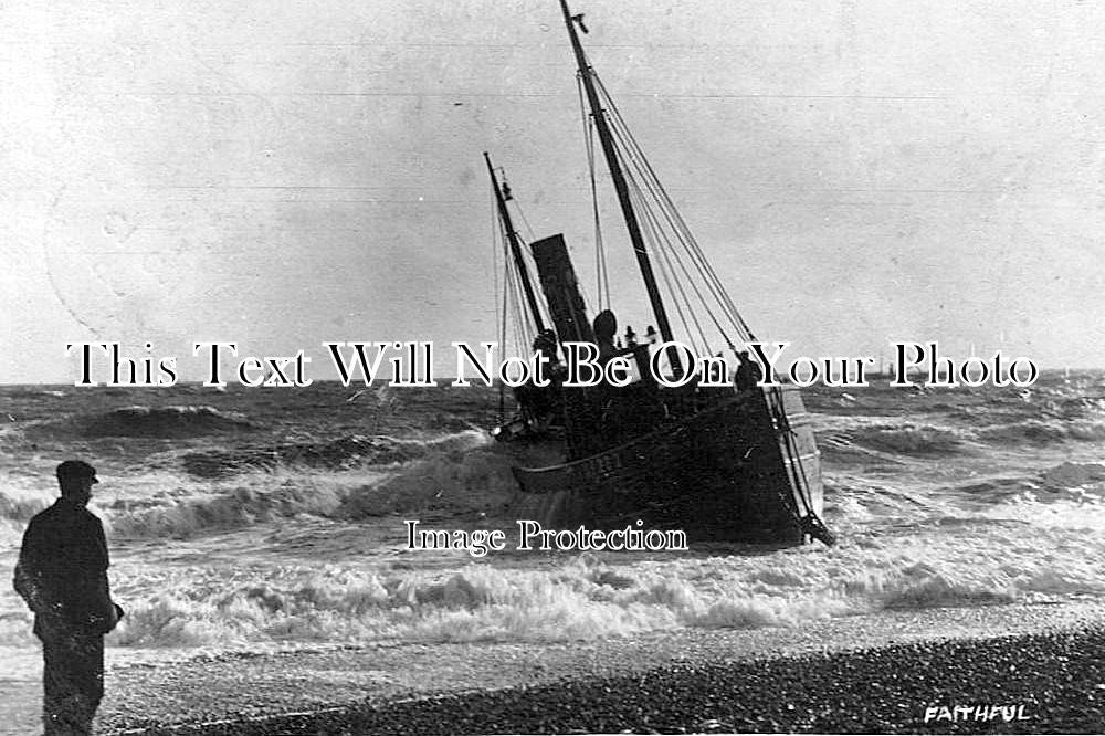 SF 1189 - Drifter Shipwreck On The Beach, Lowestoft, Suffolk c1908