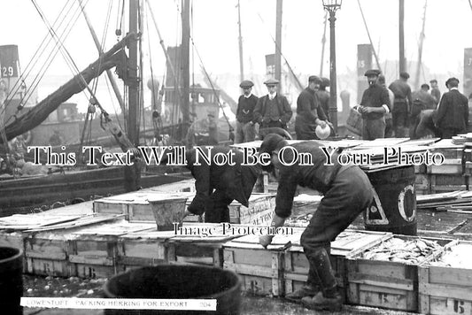 SF 1313 - Fisherman Packing Herring, Lowestoft, Suffolk c1920