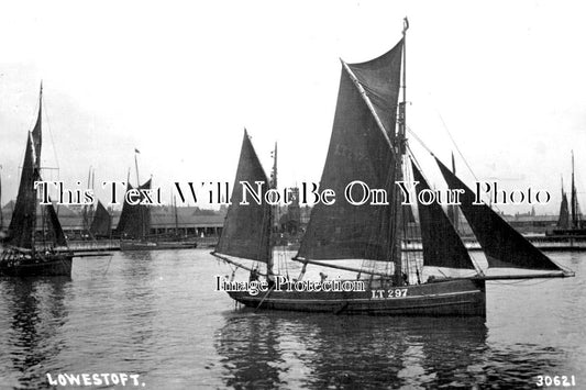 SF 1387 - Harbour & Fishing Boats, Lowestoft, Suffolk