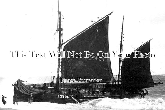 SF 1502 - LT424 Stranded Trawler, North Beach, Lowestoft, Suffolk c1910