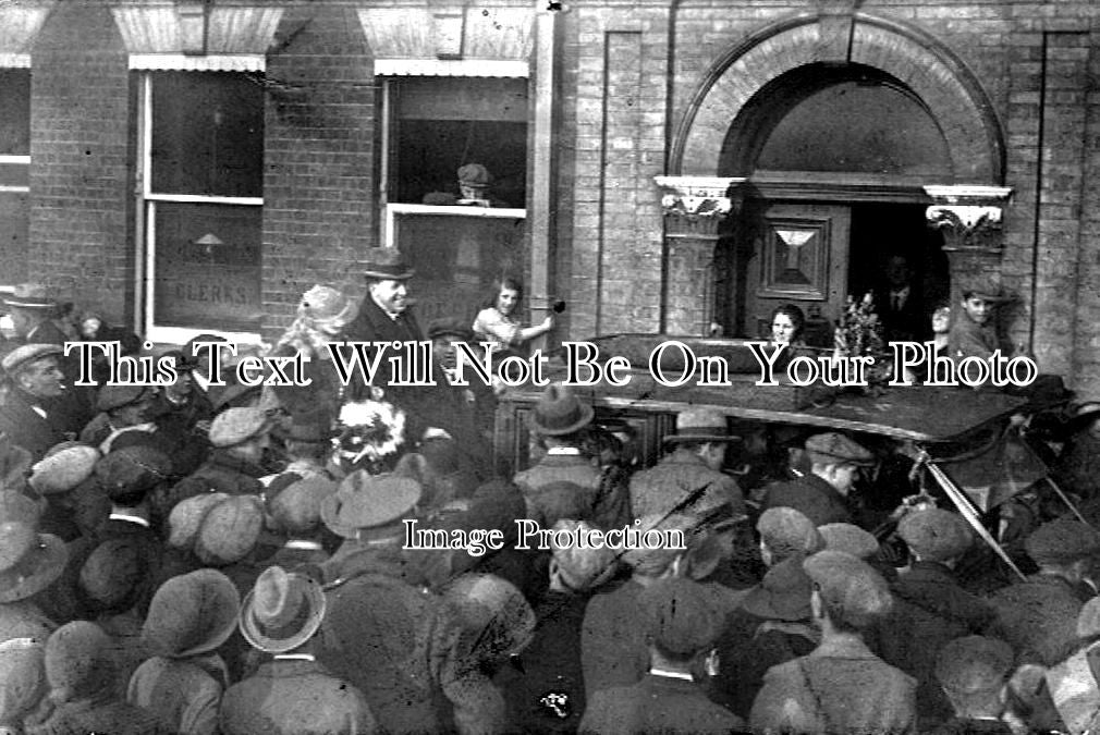 SF 1532 - Victorious Liberal MP Mr Rentoul, Town Hall, Lowestoft, Suffolk 1910