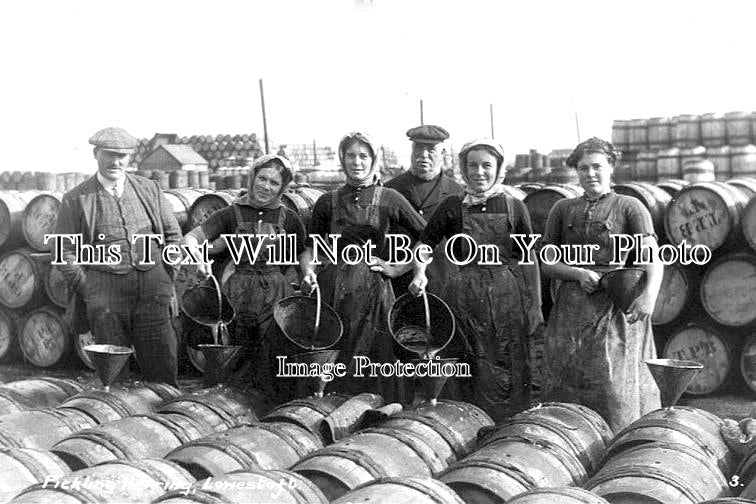 SF 1718 - Herring Pickling, Lowestoft, Suffolk c1913