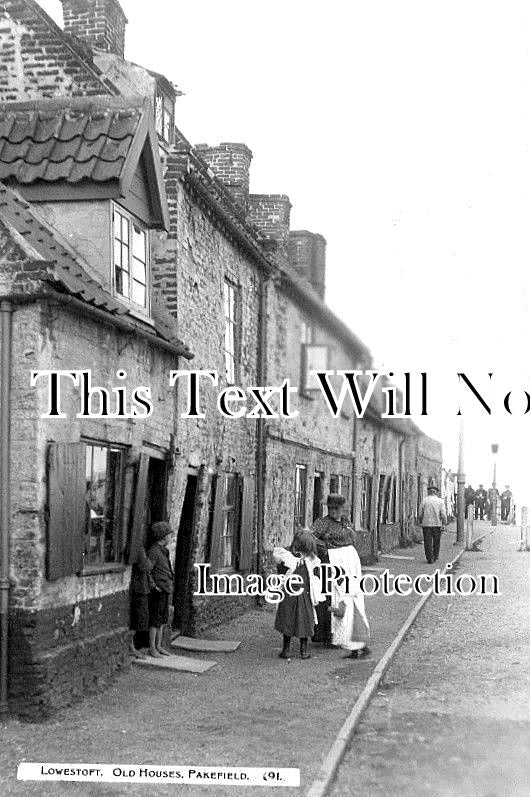 SF 1724 - Old Houses, Pakefield, Lowestoft, Suffolk c1910