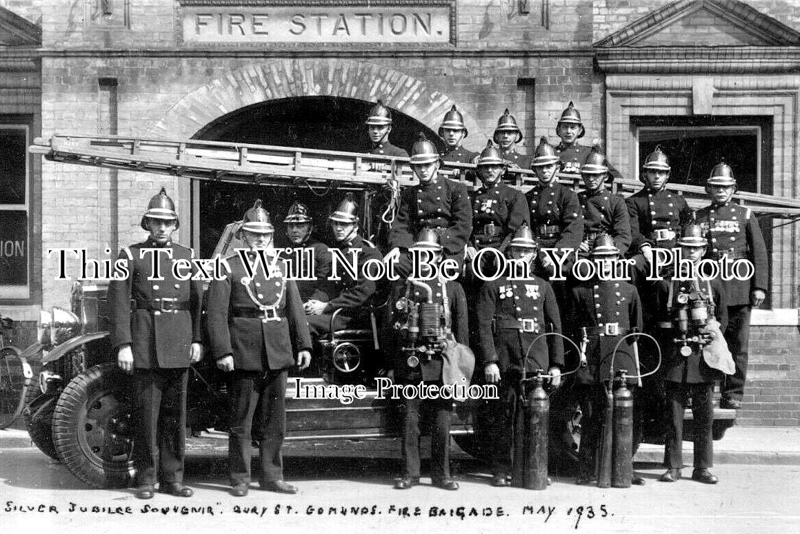 SF 2233 - Bury St Edmunds Firemen & Tender Outside Old Fire Station